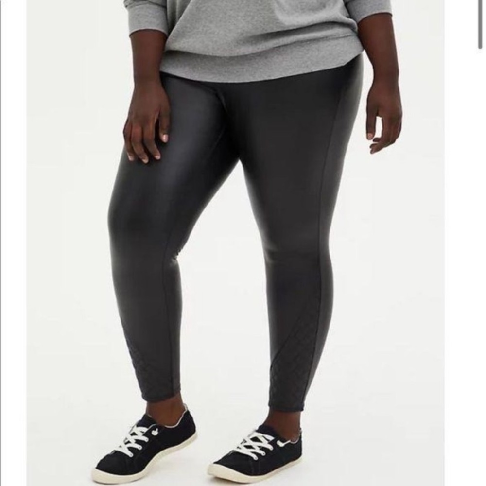 Torrid Platinum Legging Quilted bottom size 3